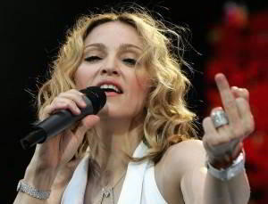 Madonna haciendo una peineta