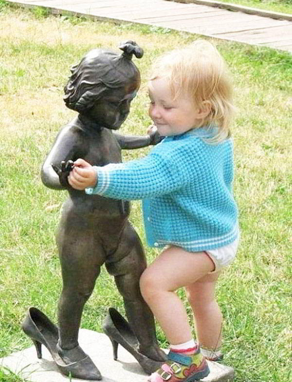 La mejor de todas las esculturas divertidas, una niña bailando